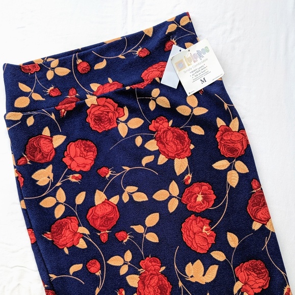 Medium LuLaRoe Cassie nwt 🌹 roses - Picture 1 of 2